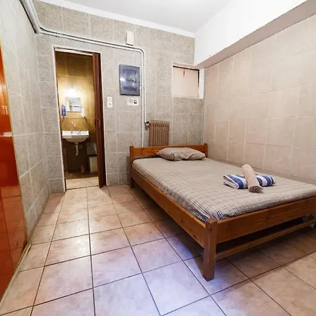 Apartment Private Flat For 2 Or 3 With Back Yard Near Exarhia Square And Archaelogical Museum *